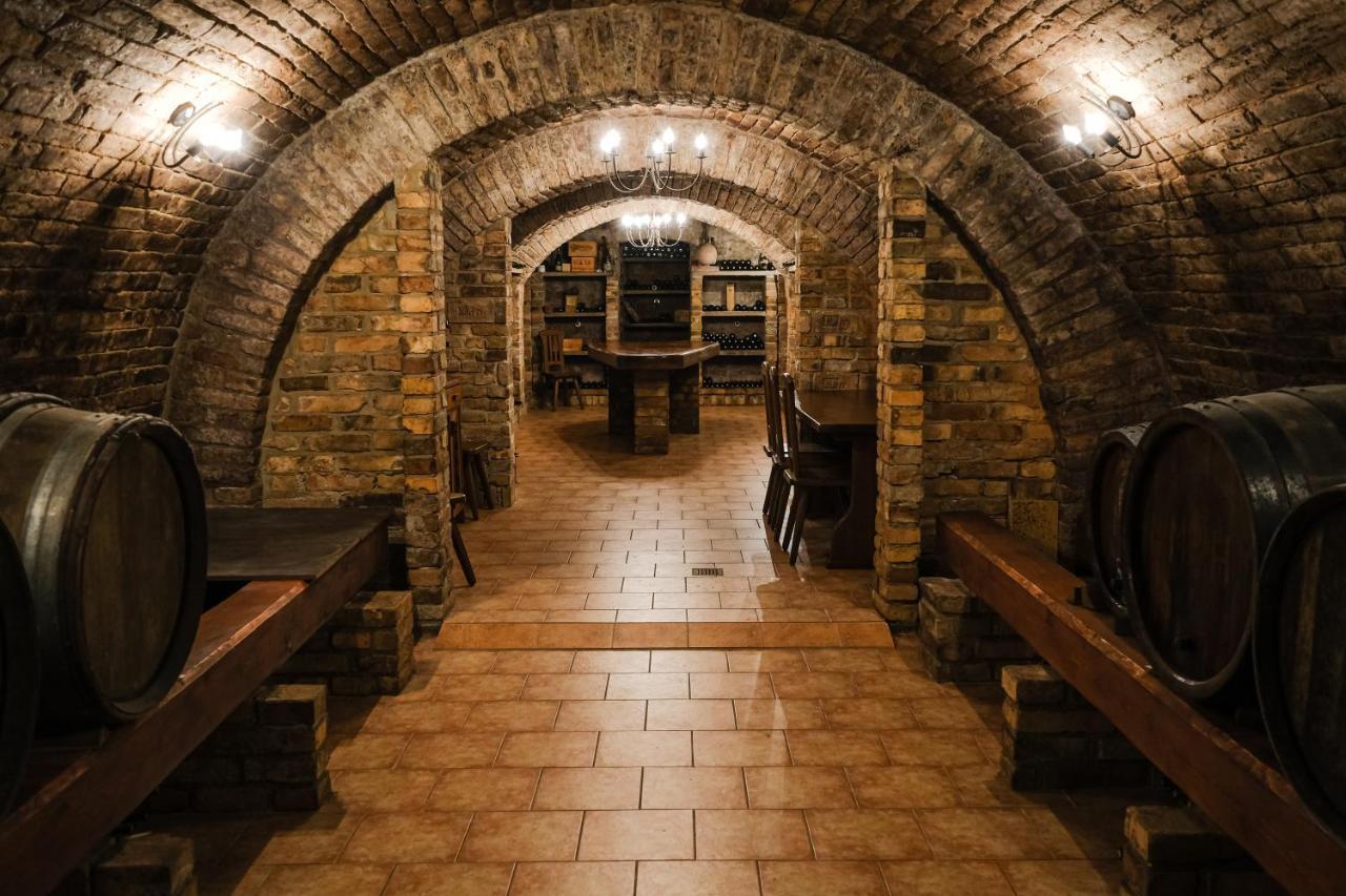 HustopečeSklep U Hrabalu公寓式酒店 外观 照片