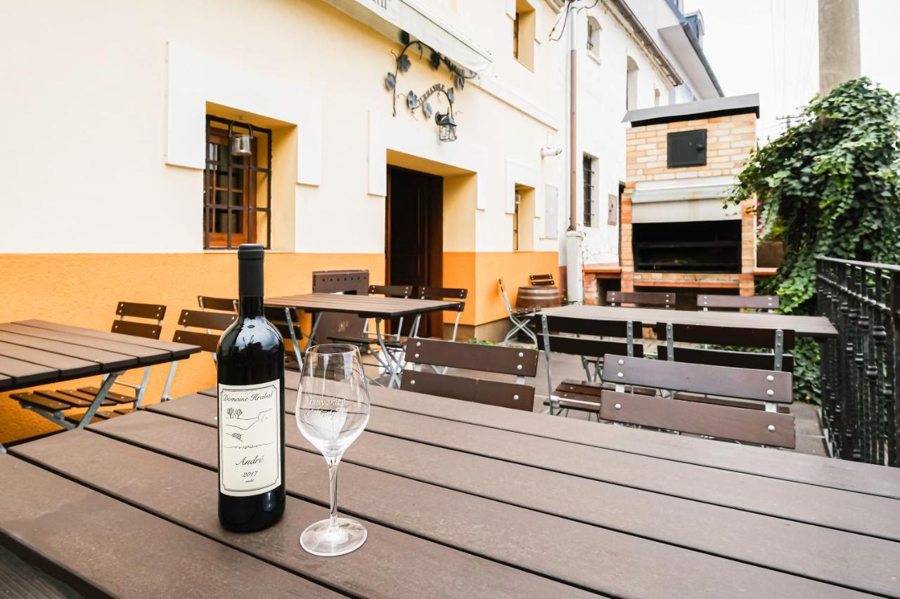 HustopečeSklep U Hrabalu公寓式酒店 外观 照片
